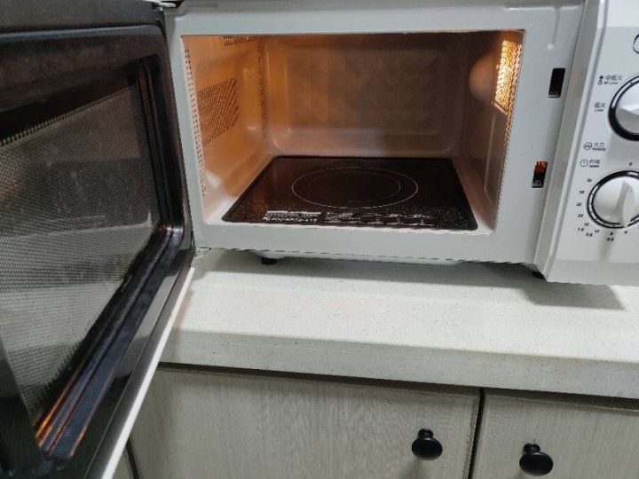 格兰仕微波炉，功能完好，轻微使用痕迹。容量适中，适合家庭厨房使用。因个人原因出手…图片4