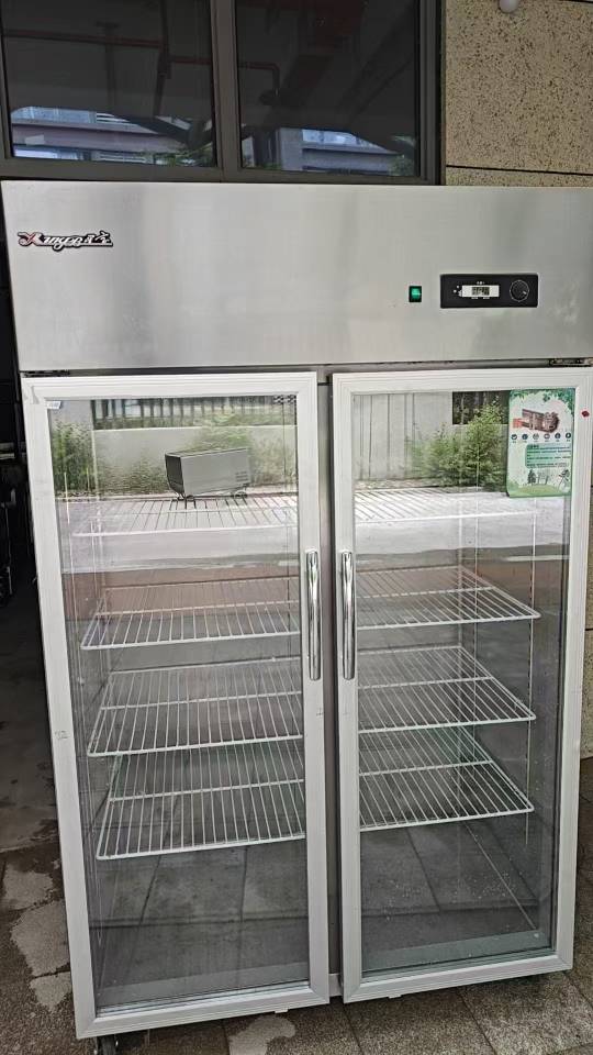 双开门冷藏展示柜，成色不错，功能完好无损。适合用于商用场合，展示效果佳。制冷效果…