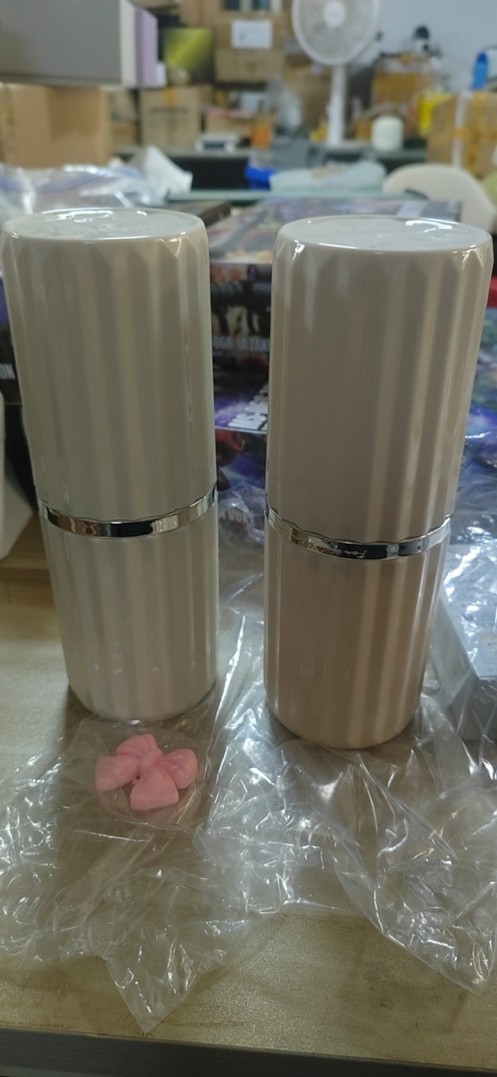 旅行漱口杯 白色+银色  材质：PET.ABS全新 2个，有一个带蝴蝶15元1个…