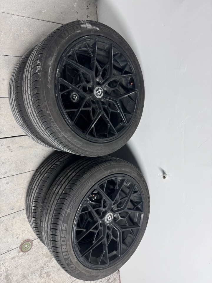 韩泰235/45ZR19轮胎4条+黑色HRE FF10轮毂，适配宝马3系4系。轮…