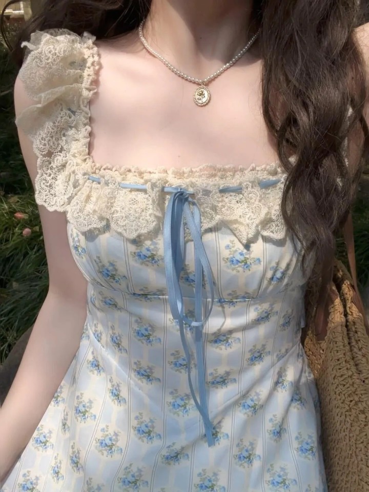 温柔风甜美小清新碎花背带连衣裙女生夏季新款小众蕾丝蝴蝶长裙子
