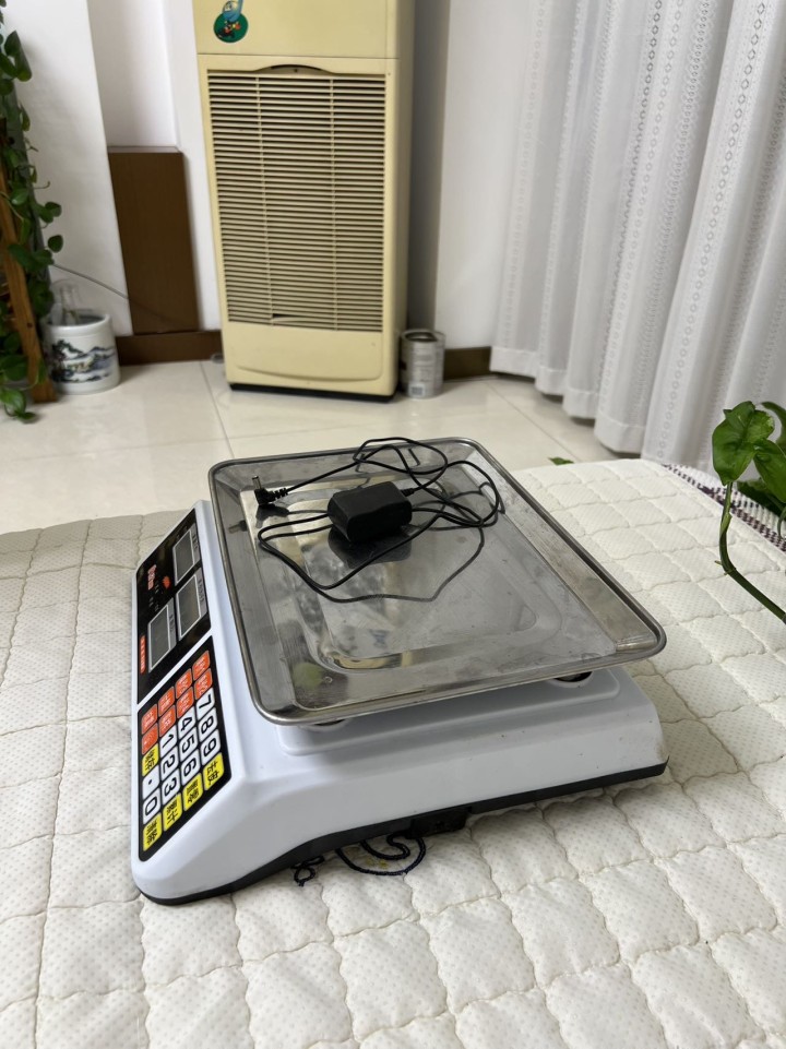 自用丽欢601电子秤，9成新，充电型，称量很准 ，有需要的电联130812922…图片3