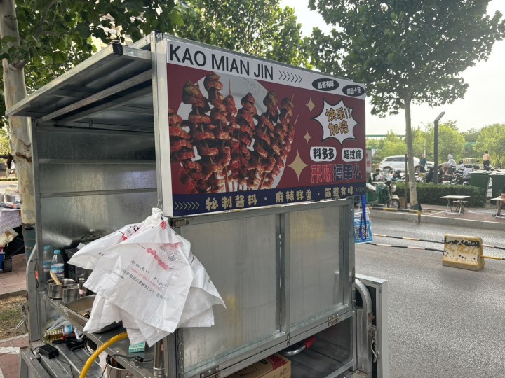 摆摊架子，不锈钢台面，带雨棚，可全封闭，已装好卡布灯箱，就用了一天尺寸140✖️…