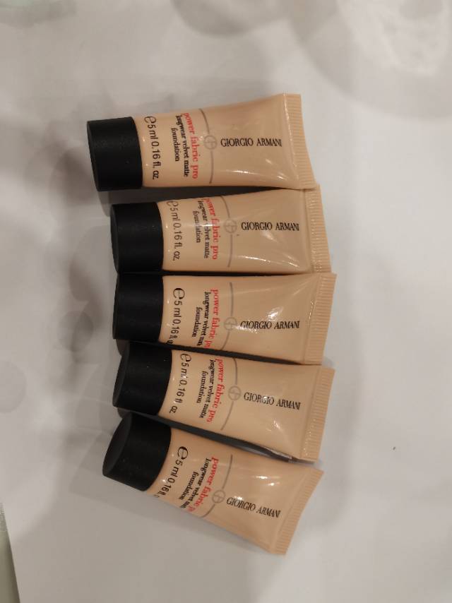阿玛尼红标权力持久丝绒哑光粉底液小样5ml，色号是1.5和2全新未拆封。京东自营…