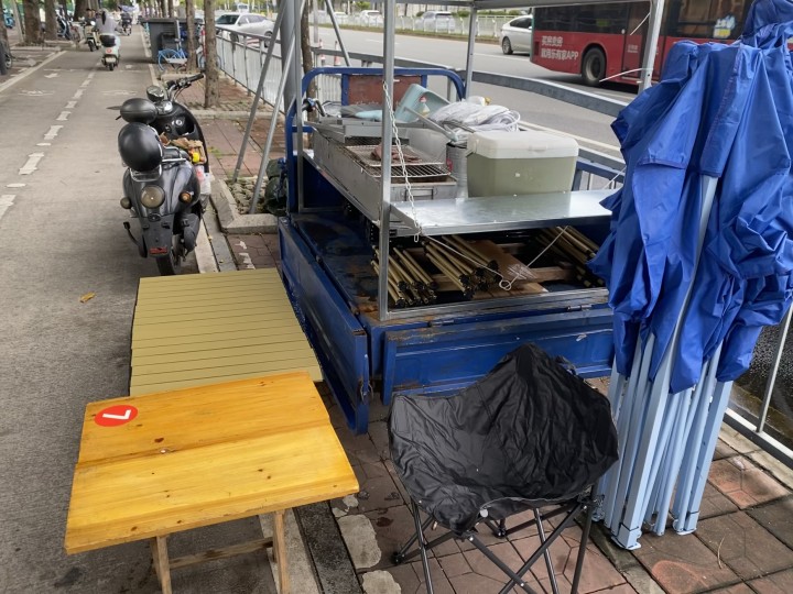 电瓶车能跑50公里左右我买车1800，加一个3200元的户外电瓶，一把280的雨…