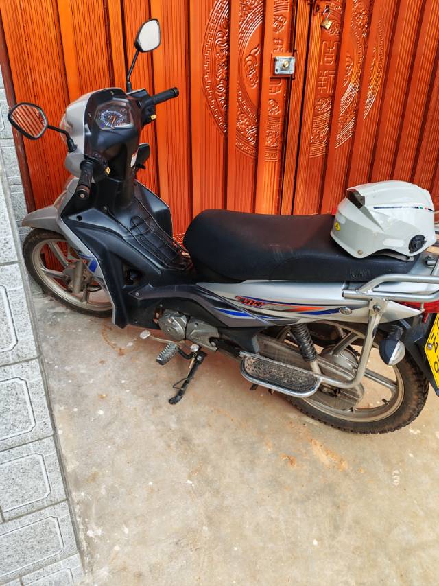 个人使用豪爵铃木弯梁车，因为换车原因，车况很好，行驶公里数少，证件齐全，有需要的…图片2