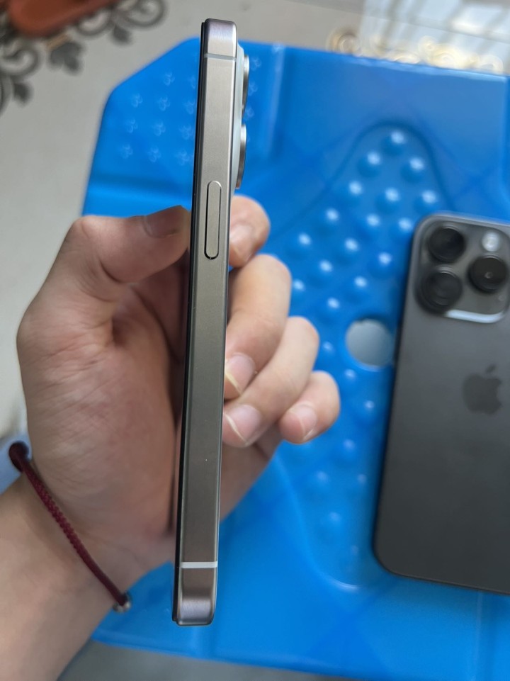 苹果15pro 128 白色 换过屏幕 便宜出图片4