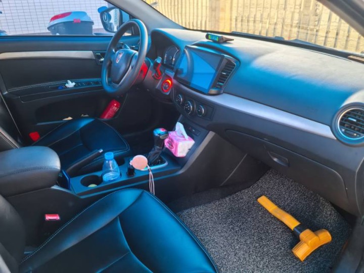 因换车出售家用练手车，荣威350s自动豪华天窗版，白色，17年上牌，8-9万公里…图片6