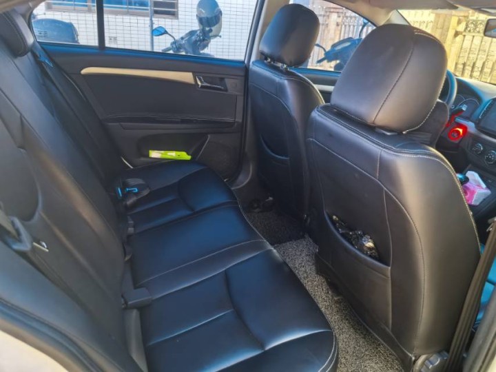 因换车出售家用练手车，荣威350s自动豪华天窗版，白色，17年上牌，8-9万公里…图片2