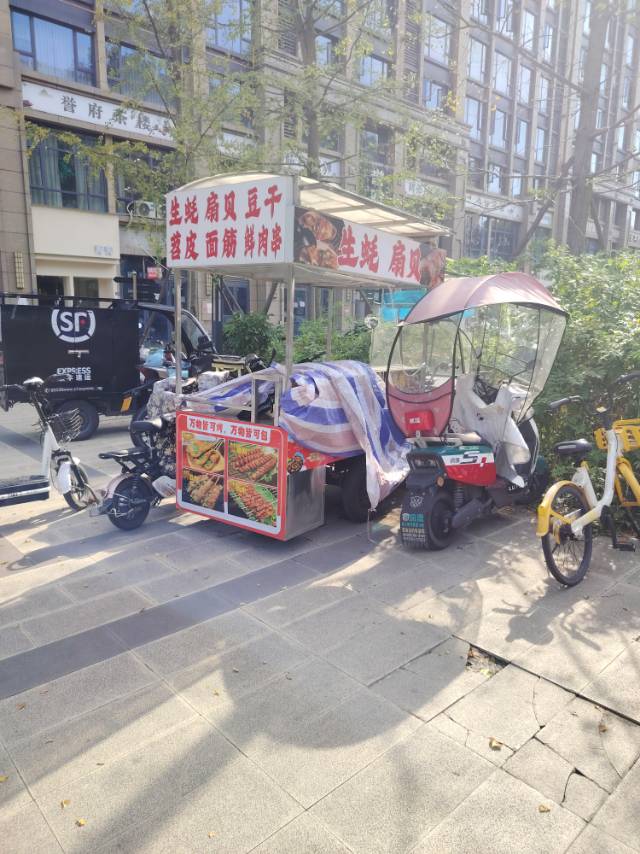 可做小吃，也可做烧烤，多用途车，买来没用两个月就没做了，买的时候连架子一起总共花…