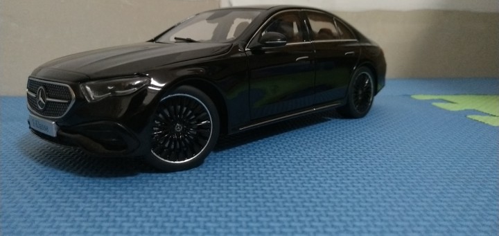 24款奔驰E450，1:18比例，原价500多。包邮可以讲价。