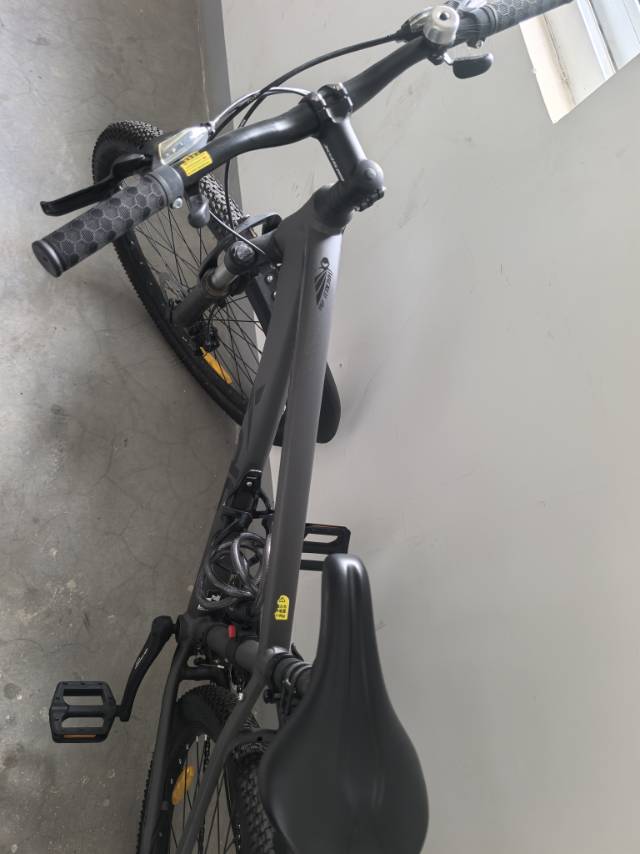喜德盛黑客380，墟沟专卖店买的，坚持不下去，放外面风吹日晒的，看着有点破有点脏…