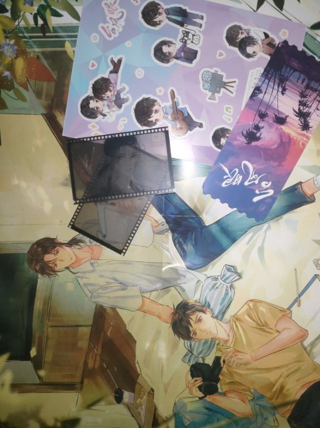 《台风眼》正版实体书，内附书签，海报，胶片照片（胶片照片瑕）书前页有脱胶，但不是…图片3