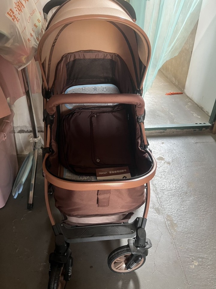 宝宝婴儿车，能坐能躺能折叠，带遮阳布，四轮防滑，推车轻便。便宜出