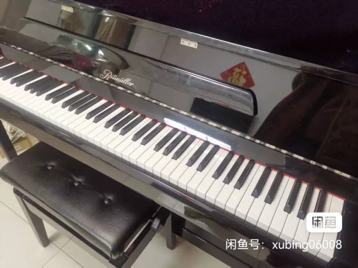 自用钢琴，出一台钢琴，孩子练手用的，买的全新的，发票都在。拥有经典的黑色外观和优…图片2