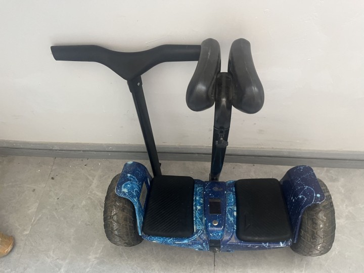 出售智能平衡车，最大承重120KG，成人儿童均可使用。炫彩车轮，带大灯，购于天猫…