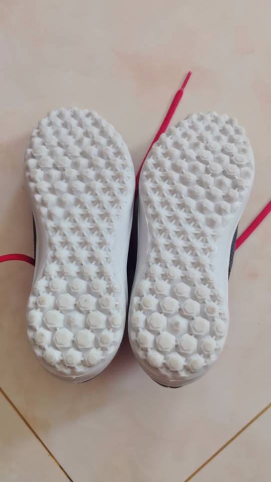 迪卡侬黑色足球鞋，配红色鞋带，鞋底防滑纹路清晰，适合四季穿着。鞋子成色很好，只穿…图片2