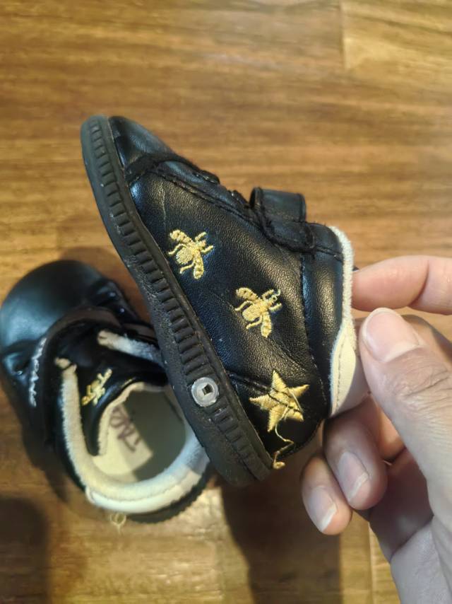 泰兰尼斯黑色小皮鞋，金色小蜜蜂刺绣图案，超级可爱。内里白色绒毛，穿着舒服。鞋底防…图片2