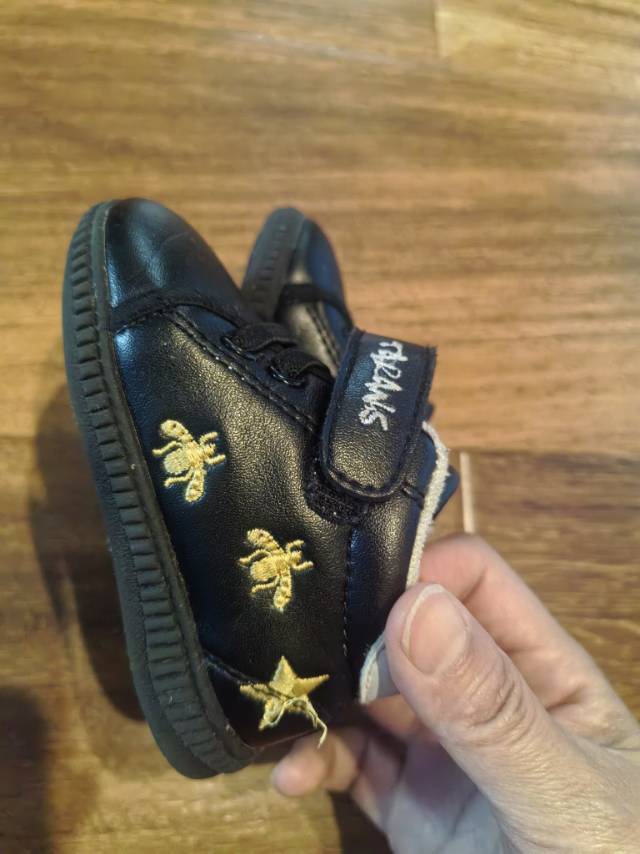 泰兰尼斯黑色小皮鞋，金色小蜜蜂刺绣图案，超级可爱。内里白色绒毛，穿着舒服。鞋底防…
