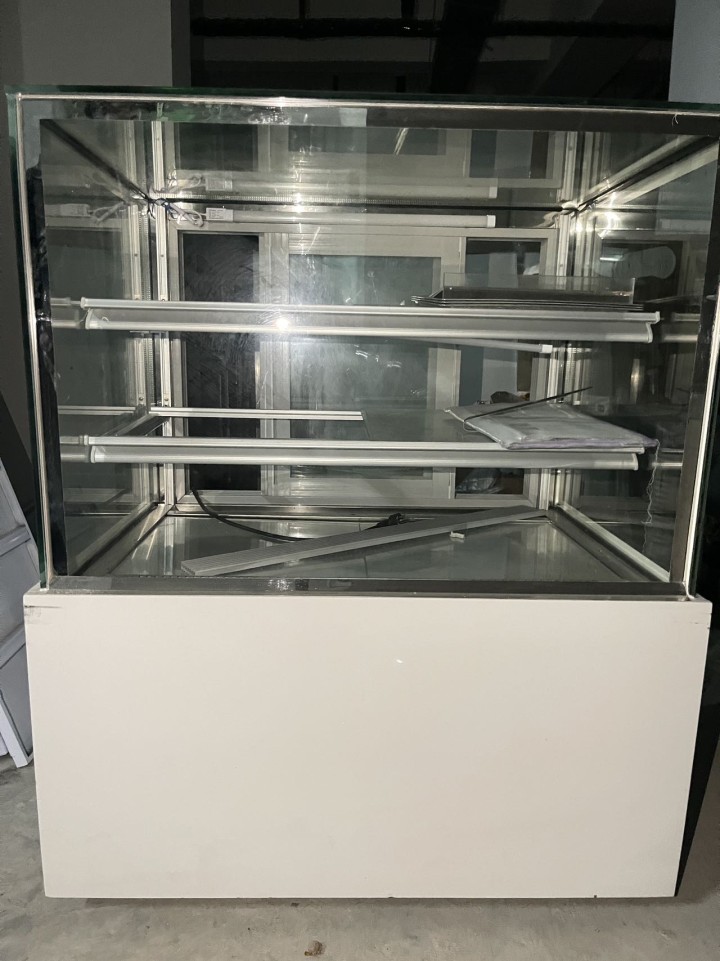 水槽，操作台冰箱，2个冷藏柜，绞肉机，和面机，热风炉，货架，收银系统一体机，炸土…图片3