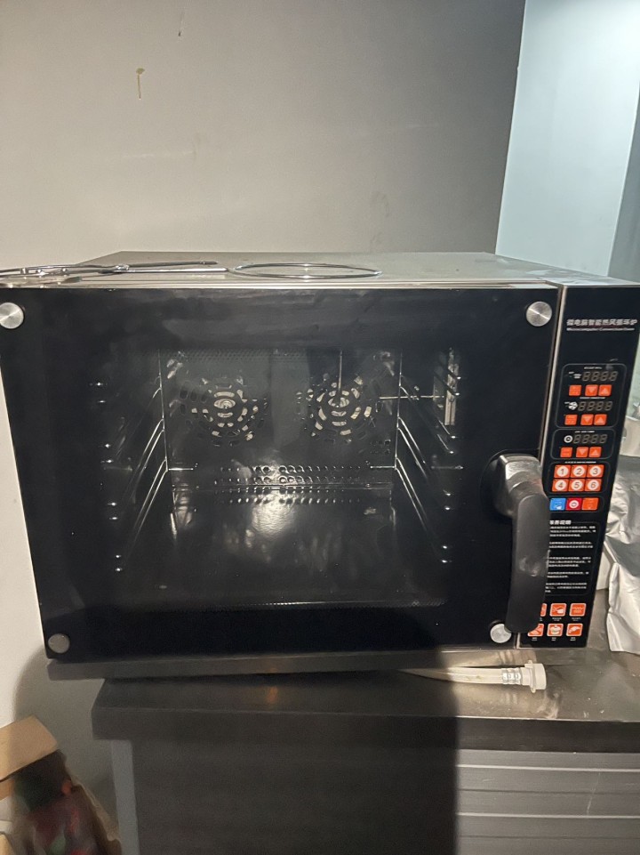 水槽，操作台冰箱，2个冷藏柜，绞肉机，和面机，热风炉，货架，收银系统一体机，炸土…