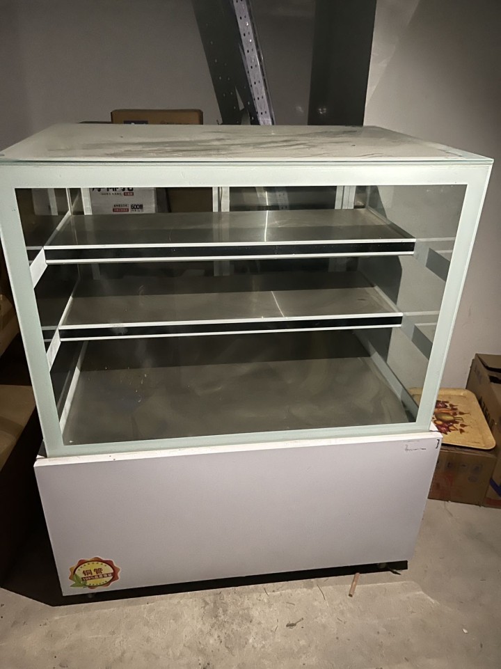 水槽，操作台冰箱，2个冷藏柜，绞肉机，和面机，热风炉，货架，收银系统一体机，炸土…图片2