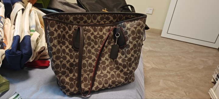 Coach经典老花托特包，棕色配黑色，容量大实用。专柜正品，外观成色很好，稍有磨…