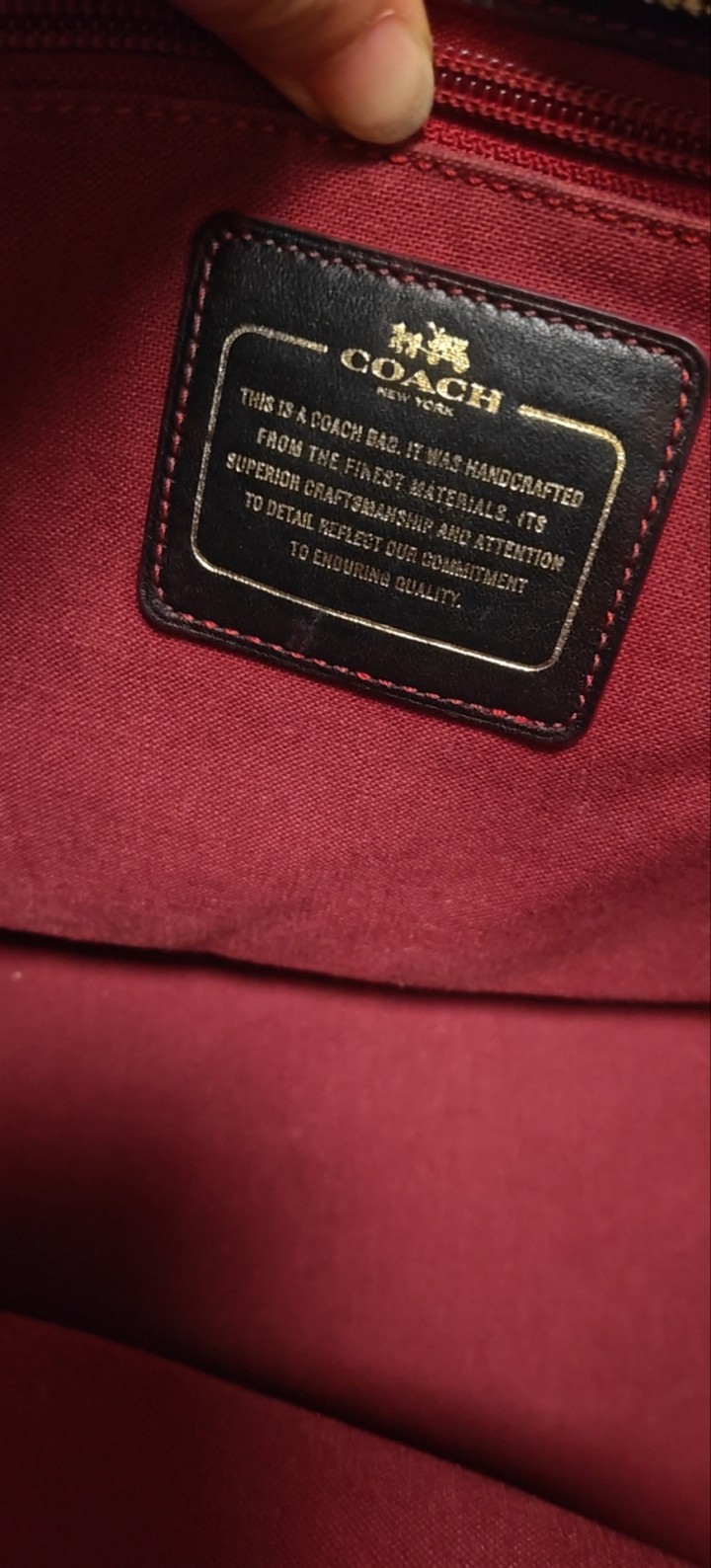 Coach经典老花托特包，棕色配黑色，容量大实用。专柜正品，外观成色很好，稍有磨…图片3
