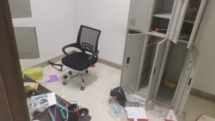 肥东龙泉西路上，银行办公桌椅，打包甩卖，给钱就卖图片4