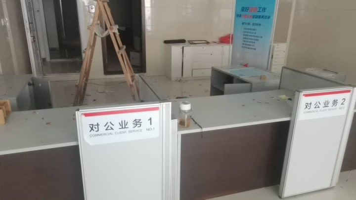 肥东龙泉西路上，银行办公桌椅，打包甩卖，给钱就卖图片2