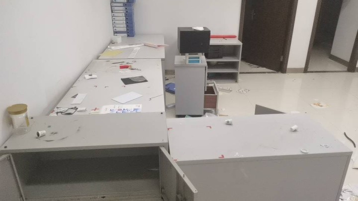 肥东龙泉西路上，银行办公桌椅，打包甩卖，给钱就卖图片3