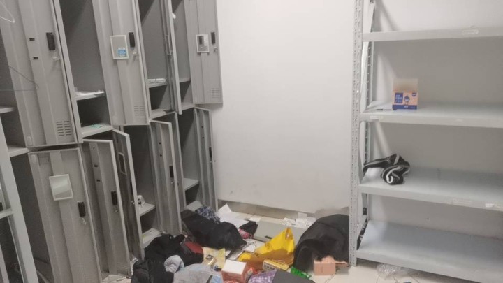 肥东龙泉西路上，银行办公桌椅，打包甩卖，给钱就卖图片6