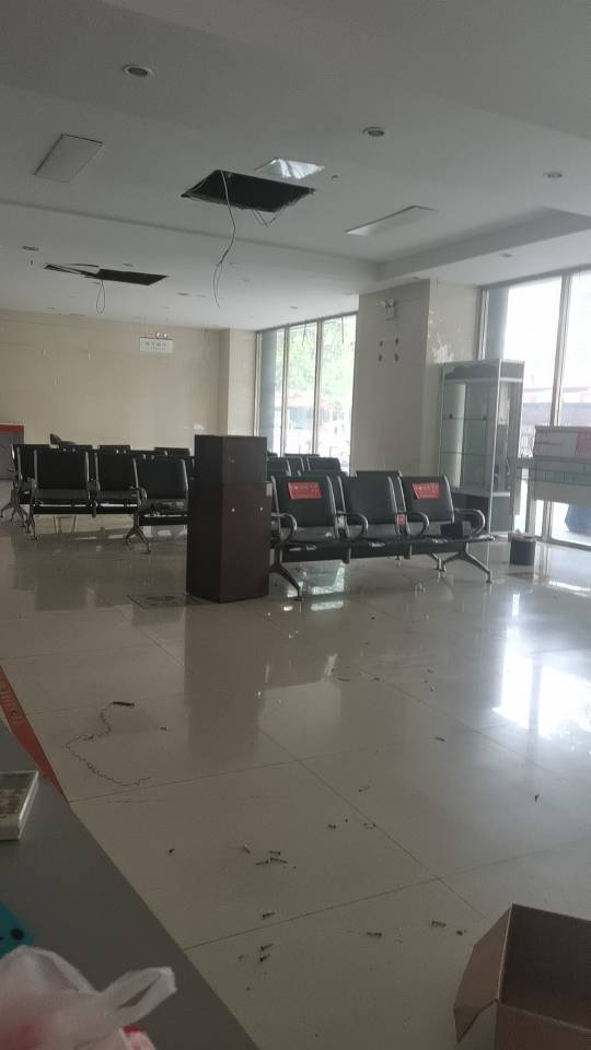 肥东龙泉西路上，银行办公桌椅，打包甩卖，给钱就卖
