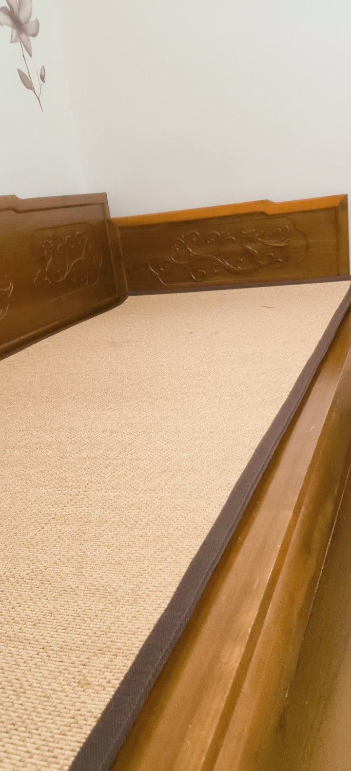 榆木罗汉床，带藤编坐垫，雕工精美，靠背和扶手都有漂亮的花纹。床身做工讲究，整体成…图片5