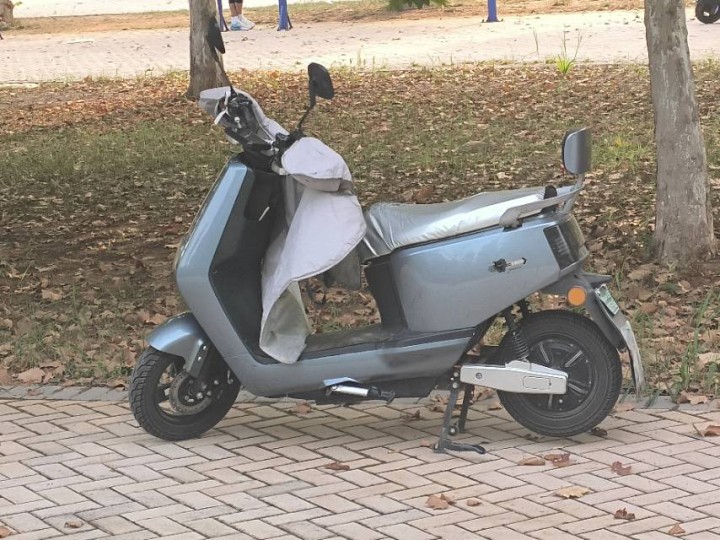 五星钻豹电动车，72 20安，前后轮换的正新8层真空胎，车前后碟刹，外壳有磨边，…图片4