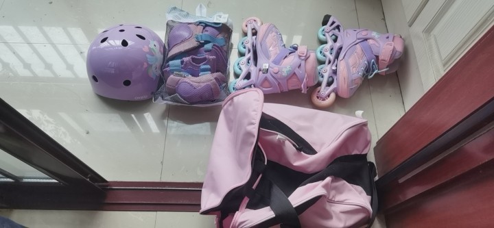 女童轮滑鞋套装，30—35码均可穿，九成新，近期搬家急售