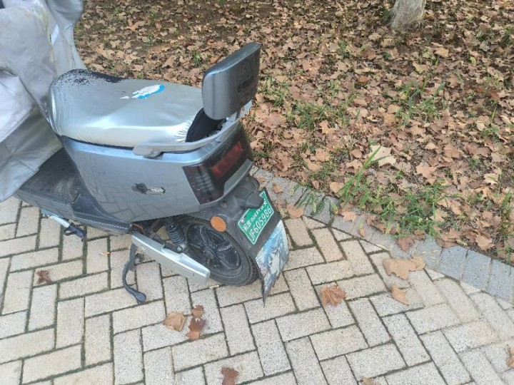 五星钻豹电动车，72 20安，前后轮换的正新8层真空胎，车前后碟刹，外壳有磨边，…图片3