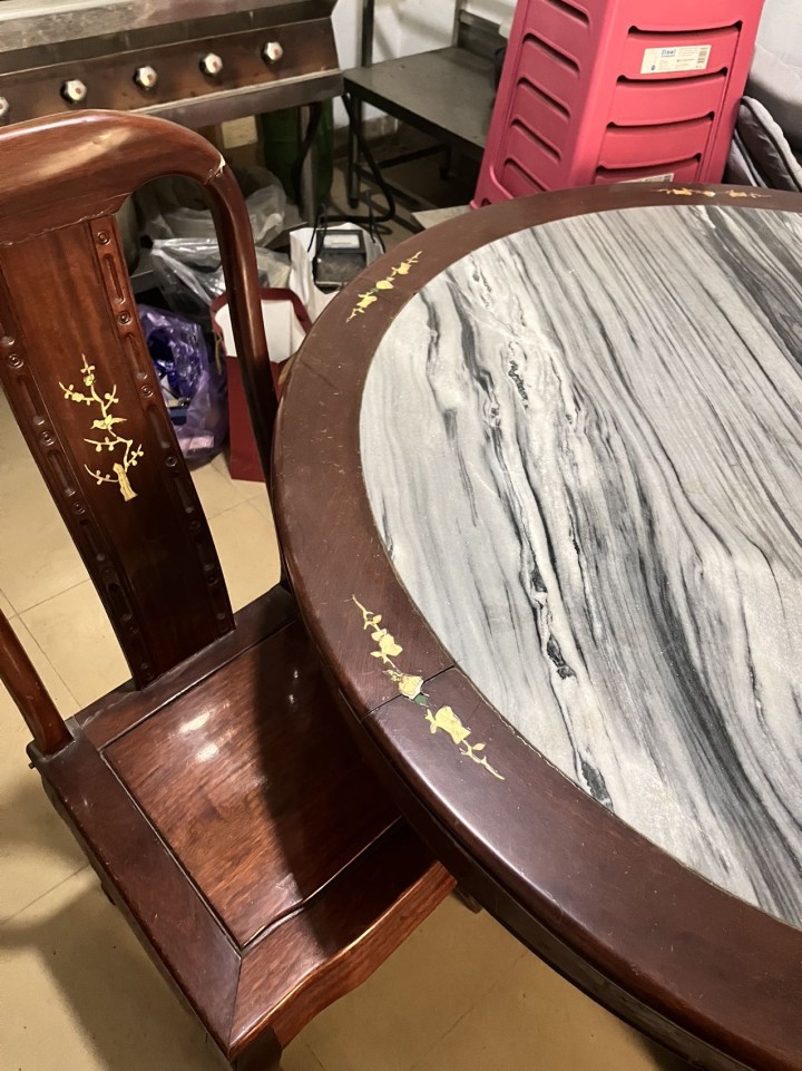 六把实木雕花椅+大理石纹圆桌 复古风餐桌椅组合，超有质感！•	椅子是实木材质的，…图片2