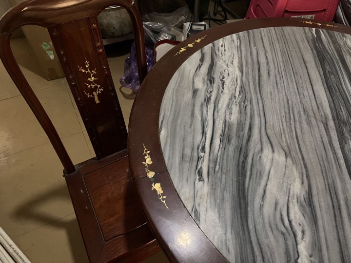 六把实木雕花椅+大理石纹圆桌 复古风餐桌椅组合，超有质感！•	椅子是实木材质的，…图片4