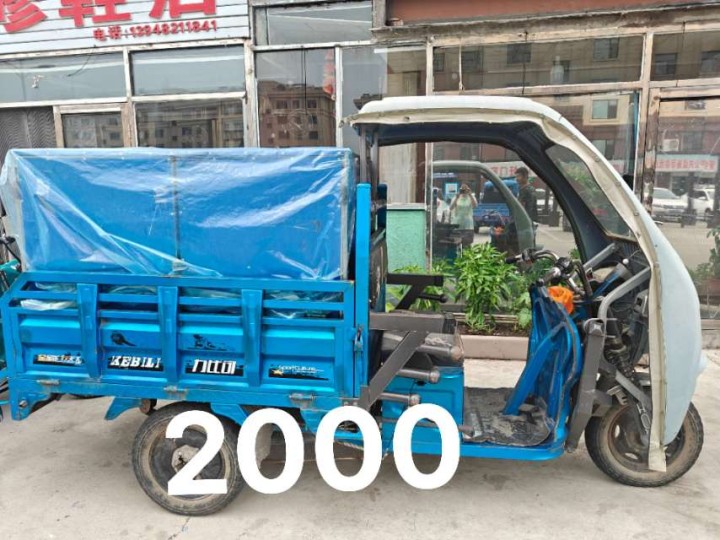 力比迪电动三轮车，蓝色车厢，车厢尺寸1.5米×1米，带挡风玻璃和侧门。车厢加厚设…