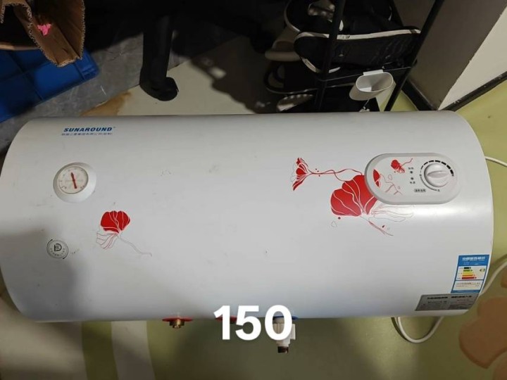 三星SUNAROUND电热水器，150升大容量，外观干净整洁，红色花朵图案点缀，…