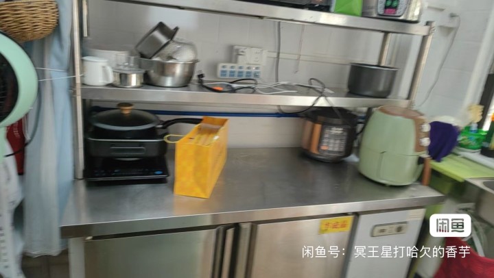 商用不锈钢操作台，1.8米长80宽，带双层置物架，八成新。可以冷藏也可以冷冻，温…