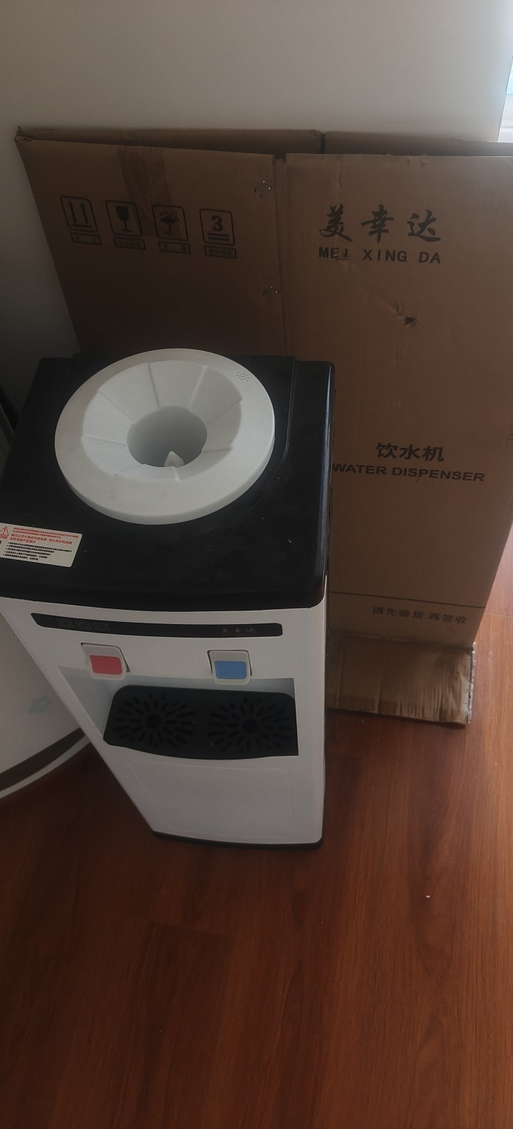 美幸达立式饮水机，温热双出水功能，几乎全新。机身白色搭配黑色，简约大方。带智能控…