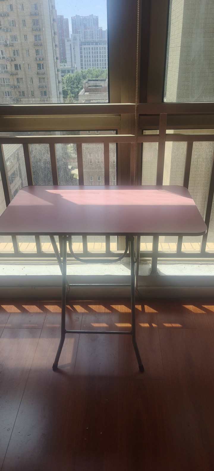粉色折叠桌，桌面带压纹纹理，金属支架结实耐用。桌面成色不错，适合家用、租房、阳台…