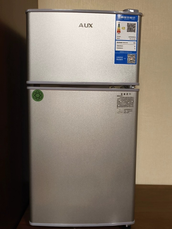 奥克斯冰箱家用小型双开门，上冷冻下冷藏，使用不到一个月，现在因搬家需出售