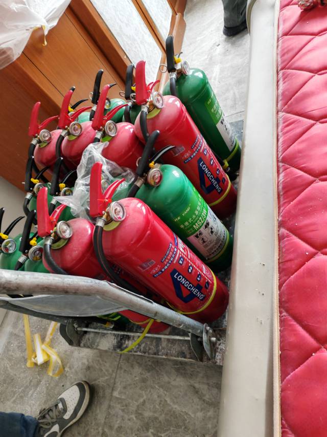 本人有几十个全新灭火器有没有要买灭火器的
