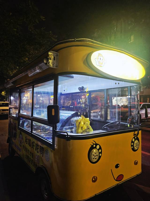 因店铺太忙无时间经营餐车，特此出售全新餐车，内含一米八冷藏展示柜，车长3.5米*…