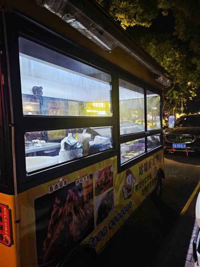 因店铺太忙无时间经营餐车，特此出售全新餐车，内含一米八冷藏展示柜，车长3.5米*…图片3