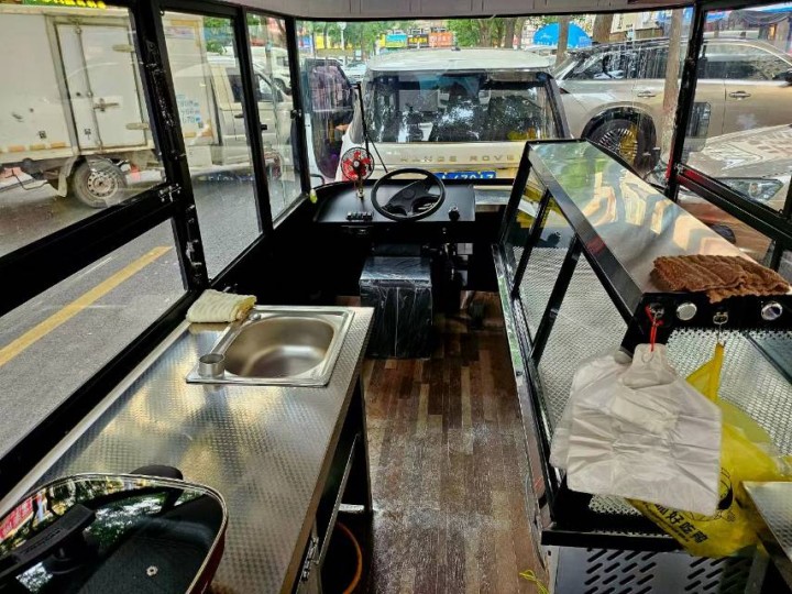 因店铺太忙无时间经营餐车，特此出售全新餐车，内含一米八冷藏展示柜，车长3.5米*…图片5