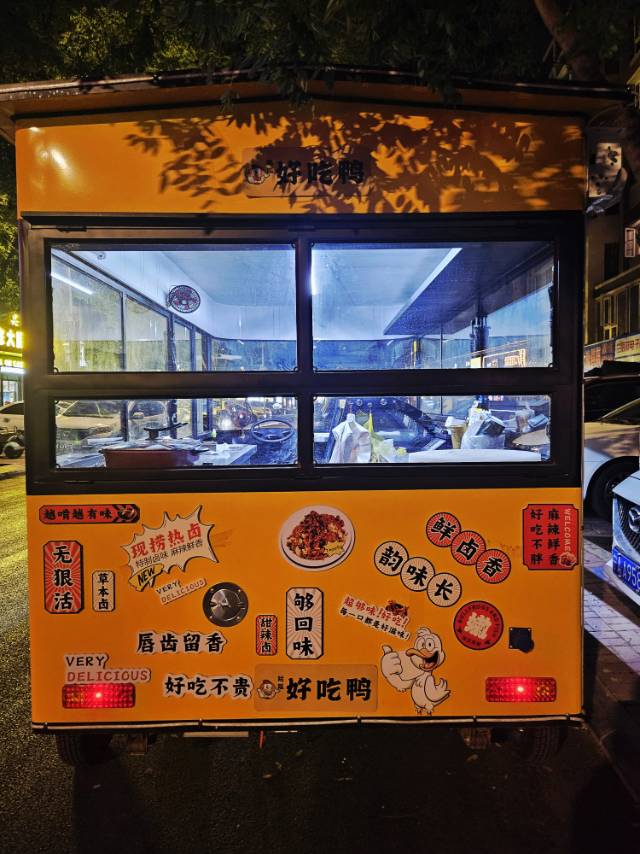 因店铺太忙无时间经营餐车，特此出售全新餐车，内含一米八冷藏展示柜，车长3.5米*…图片4